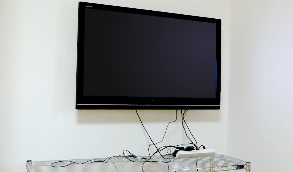 壁掛けテレビの配線処理前イメージ